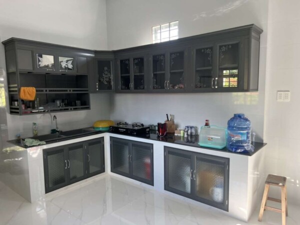 50+ Mẫu tủ bếp nhôm kính HOT 2026
