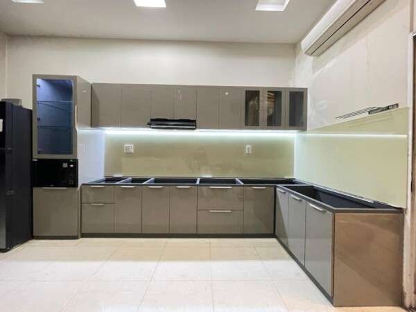 50+ Mẫu tủ bếp nhôm kính HOT 2026
