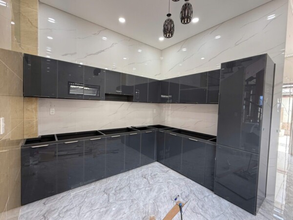50+ Mẫu tủ bếp nhôm kính HOT 2026